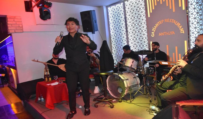 Yeni imaj, duygusal itiraflar ve alkışlarla dolu gece... Elnur’dan geçmişe yolculuk: “Beni Antalya iyileştirdi”