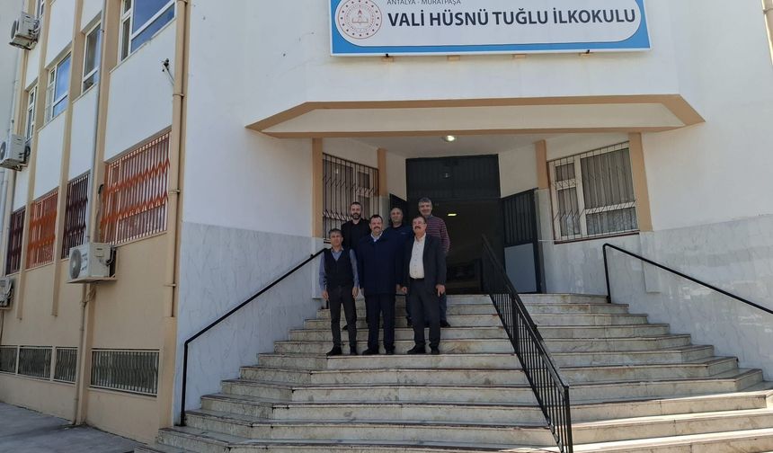 Okulları dolaşıyor