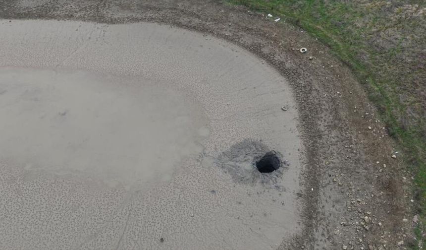 Obruk dev gölü yuttu