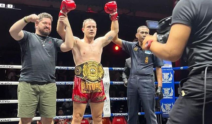 Tayland'dan şampiyonluk kemeriyle döndü