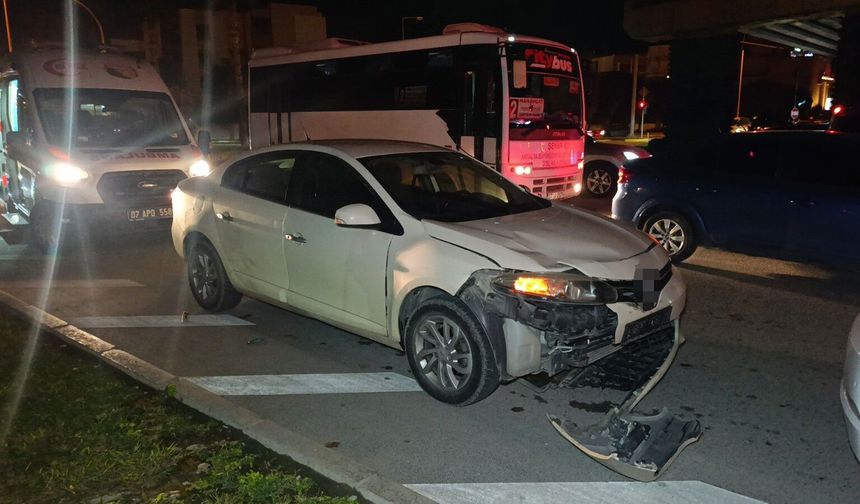 Otomobil ile çarpışan motosikletli acı içinde yerde kaldı