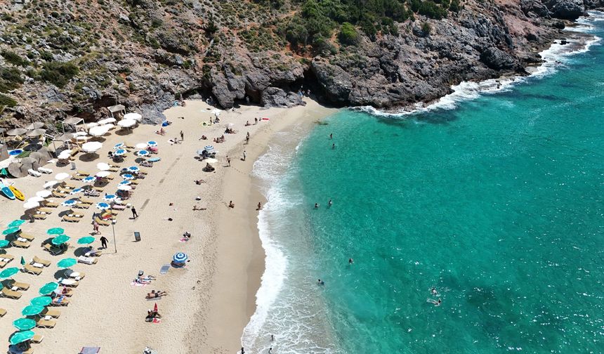 Alanya'da turistler sahile koştu