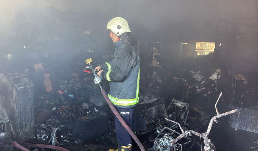 Tamirhanede yangın; 4 motosiklet ve 1 otomobil zarar gördü