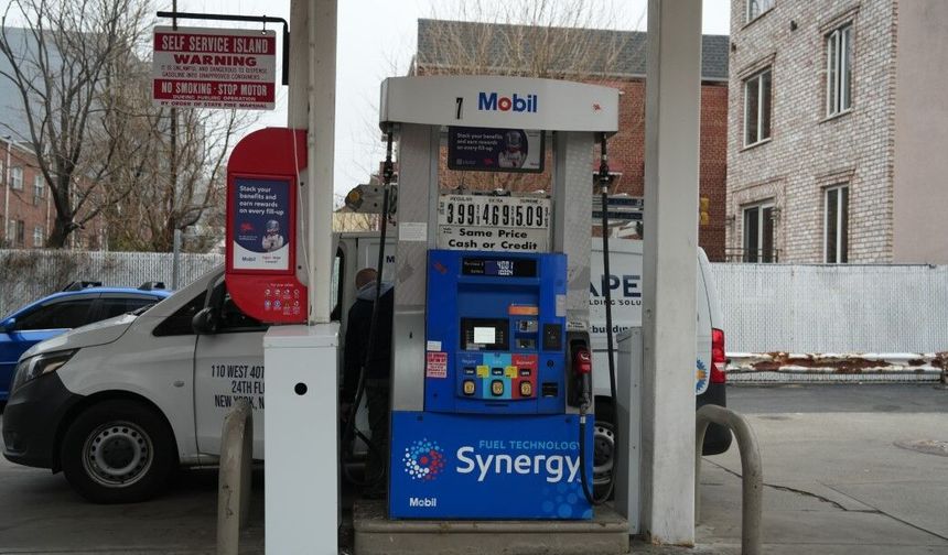 ABD'de ortalama benzin fiyatı 2022'den bu yana ilk kez 4 doların üzerinde