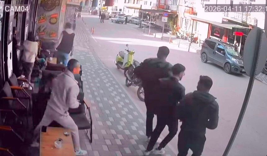 Simav’da 4.8 büyüklüğünde deprem anı kamerada