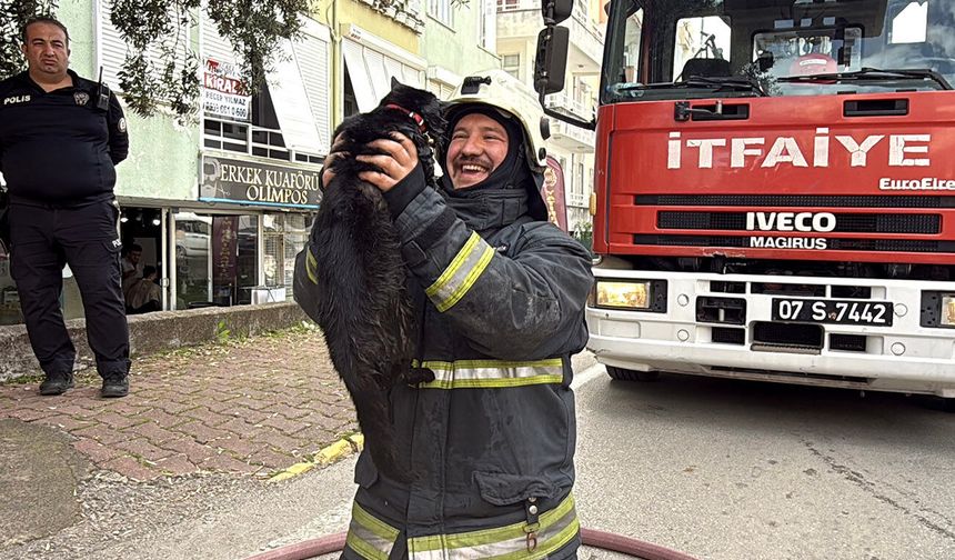 Kalp masajıyla kediyi kurtaran itfaiye erinin mutluluğu