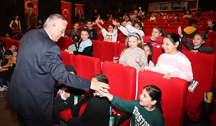 Kemerli öğrencilerin sinema keyfi