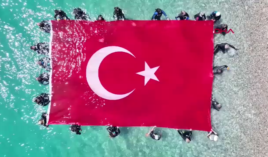 Konyaaltı Sahili’nde deniz dibi ve kıyı temizliği