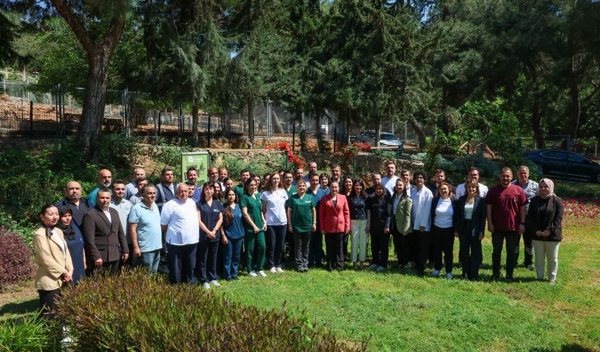 Özdemir: 'Veteriner hekimlerin üstlendikleri sorumluluk çok kıymetli'