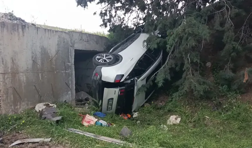 Burdur'da otomobil şarampole yuvarlandı
