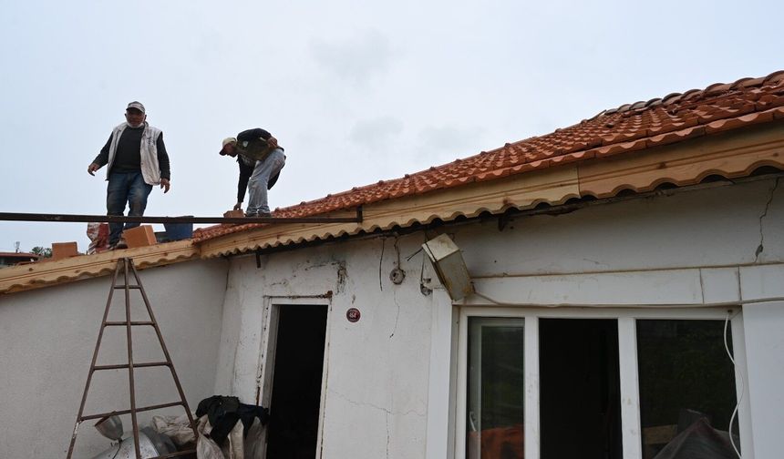 Isparta'da ihtiyaç sahibi ailenin çatısı düzeltildi