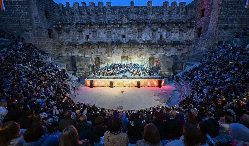 Aspendos’ta tarih ve sanat buluştu