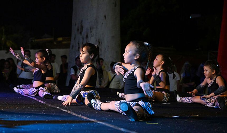 Kemer'de Art ve Aşk Festivali kapsamında gösteri