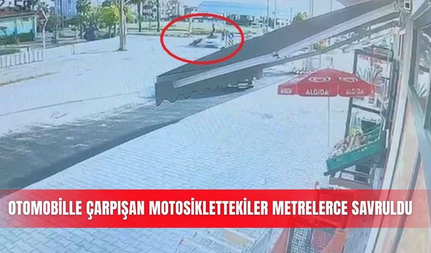 Otomobille çarpışan motosiklettekiler metrelerce savruldu