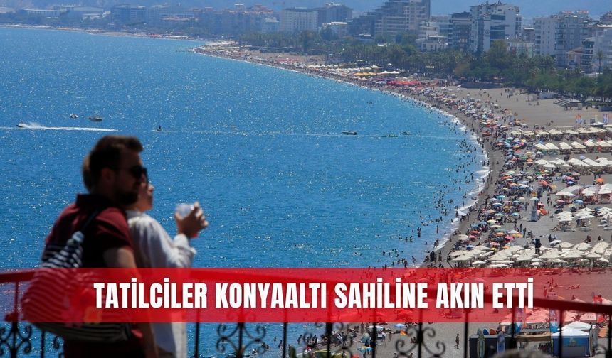Tatilciler Konyaaltı sahiline akın etti