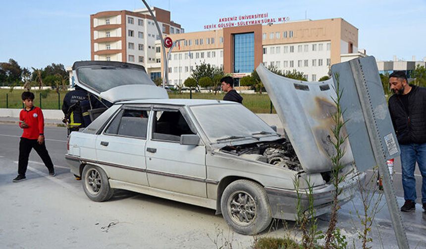 Serik'te otomobil seyir halinde yandı
