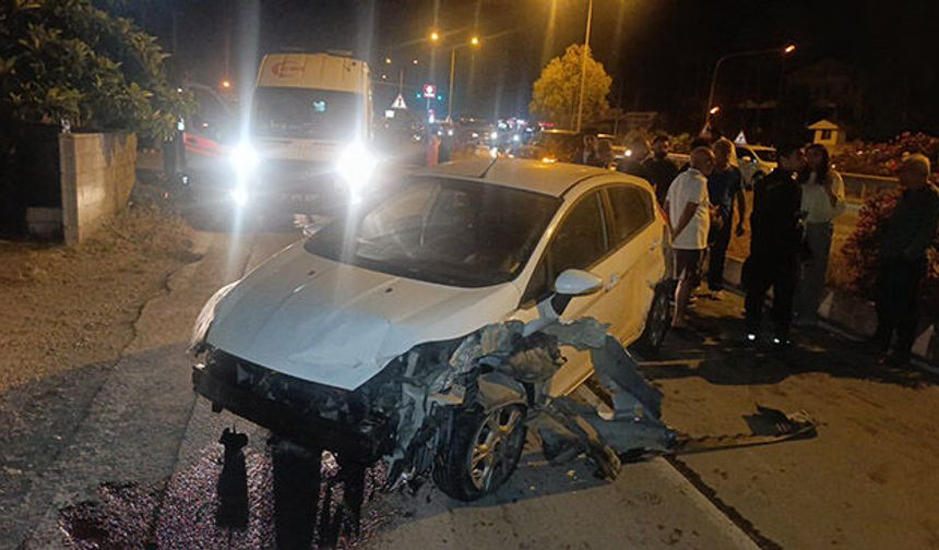Manavgat'ta otomobil iki araçla çarpıştı