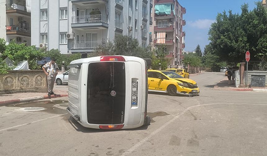 Taksi ile çarpışan hafif ticari araç yan yattı