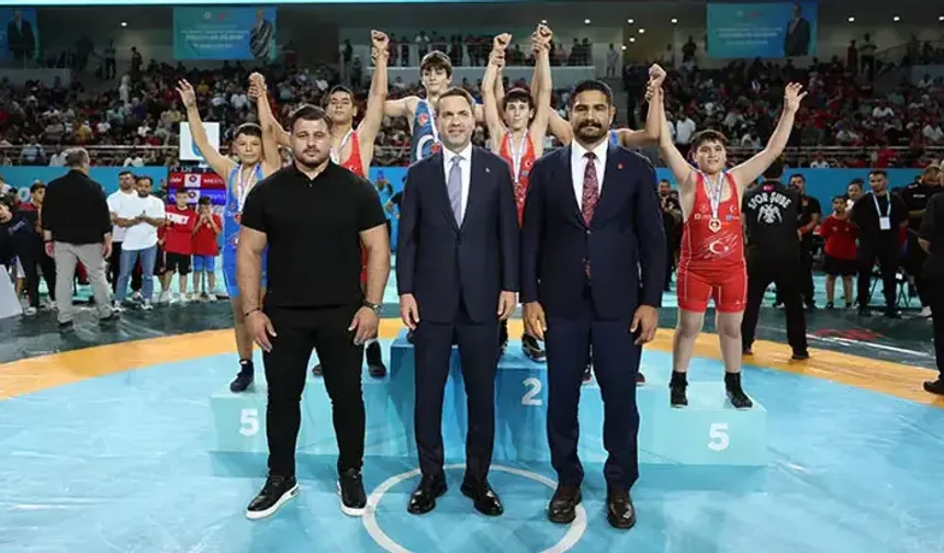 Bakan Bayraktar, 2. Büyük Güreş Festivali Minikler Şampiyonası’nda