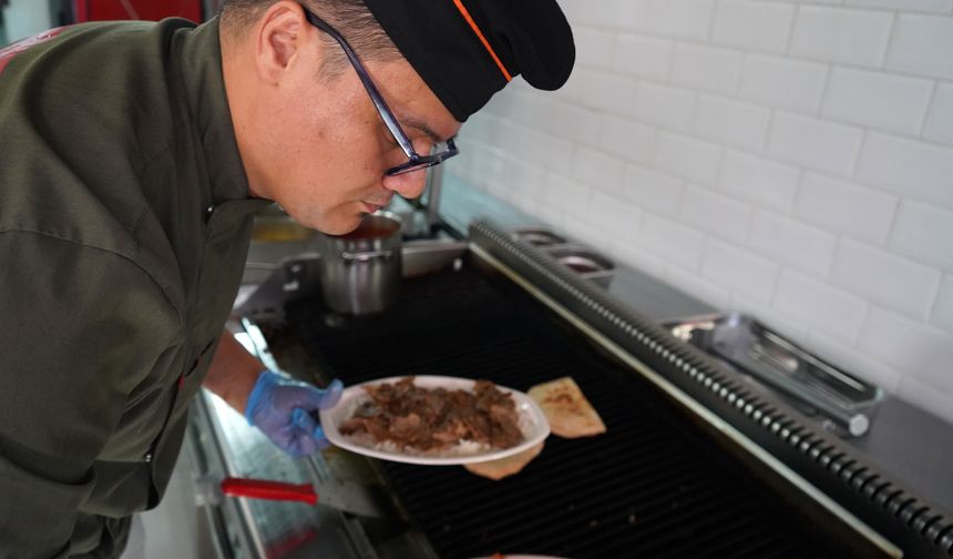 Antalya sıcağında döner ustalarının zorlu mesaisi