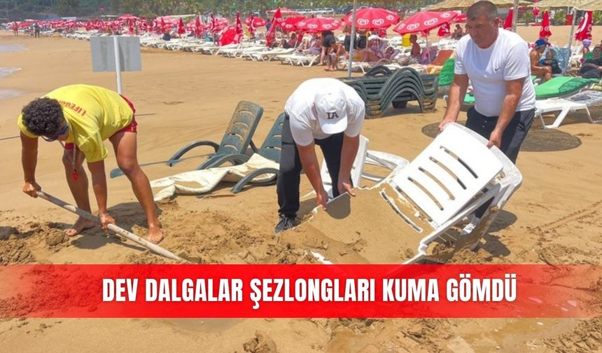Dev dalgalar şezlongları kuma gömdü