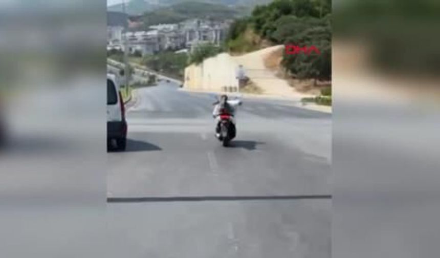 Antalya- Alanya'da motosikletlinin tehlikeli hareketleri kamerada