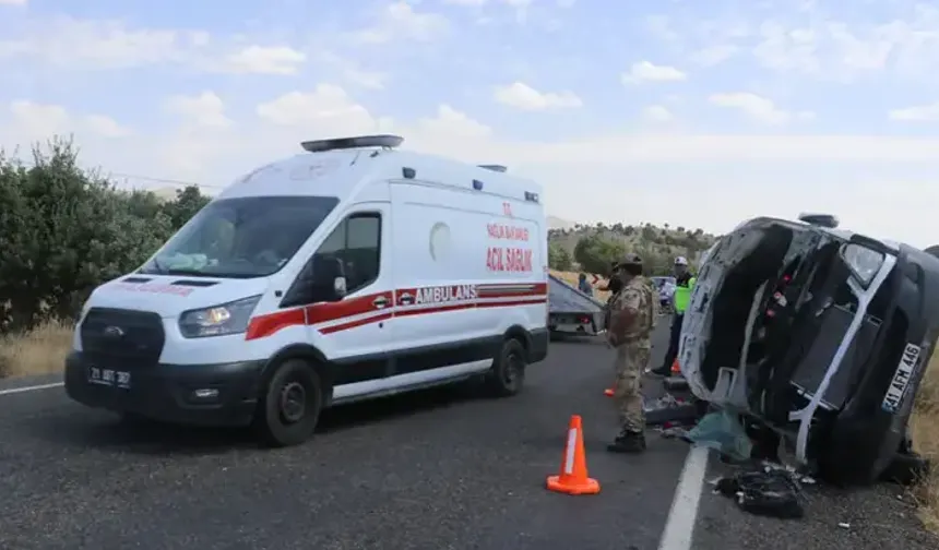 Minibüs devrildi: 5 ölü, 11 yaralı