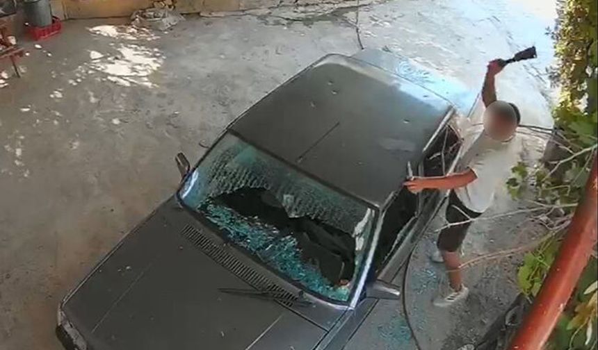 Mersin'de araca satırlı saldırı
