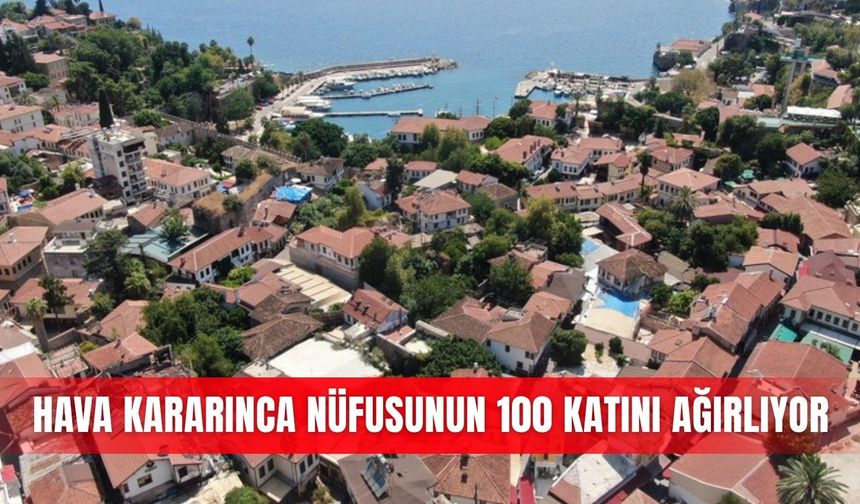 Hava kararınca nüfusunun 100 katını ağırlıyor