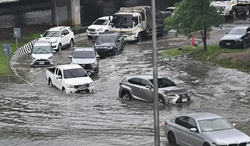 Bangkok'ta sel: Binlerce kişi tahliye edildi
