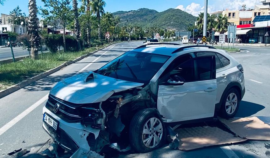 Otomobil refüjdeki ağaca çarptı: 1 yaralı