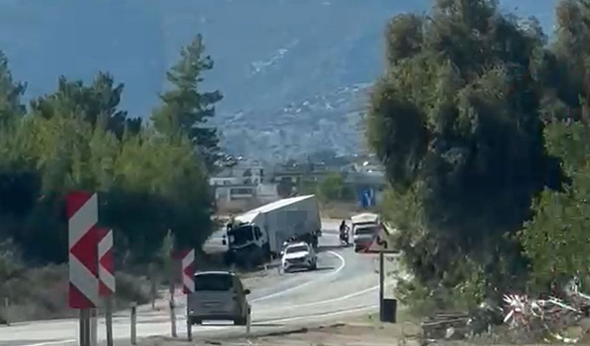 Antalya'da kamyon ile cip çarpıştı; 1 turist öldü, 3 yaralı