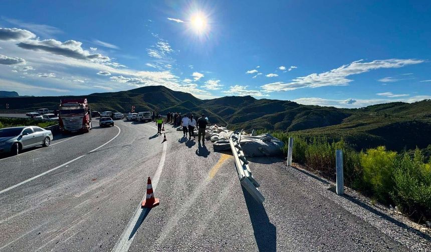 Manavgat'ta yem yüklü TIR şarampole devrildi: 1 ölü