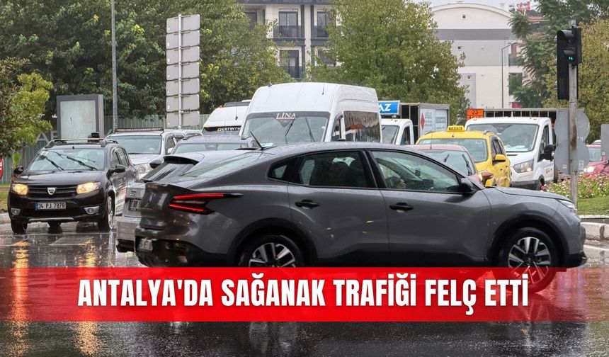 Antalya'da sağanak trafiği felç etti